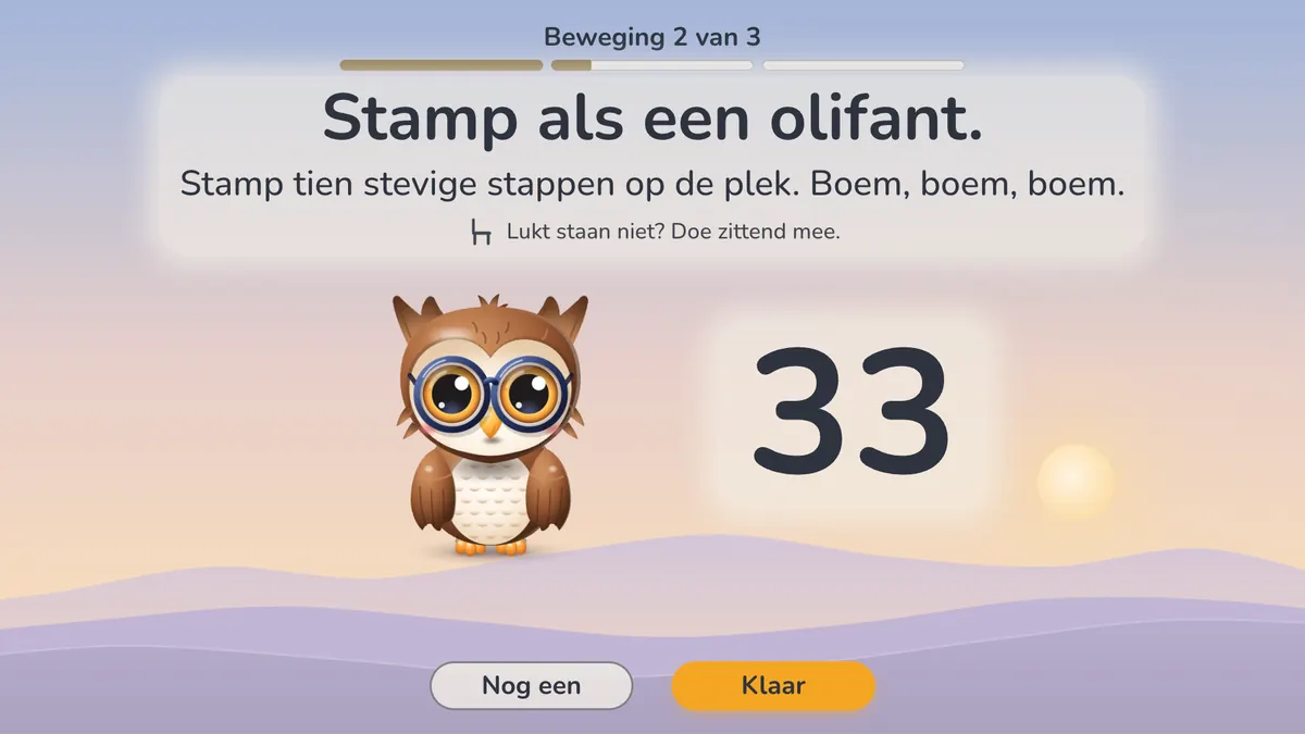 Het digibord tijdens een beweegpauze: Kiek de uil doet een beweging voor, met een grote teller en de knoppen Nog een en Klaar.